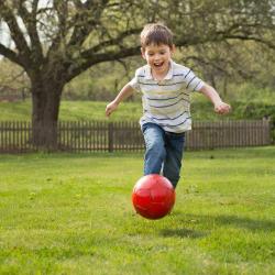 Ребенок плохо ловит мяч. Почему?