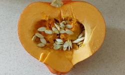 Масло семян тыквы может быть полезным для женщин в постменопаузе.