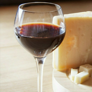 Красное  вино и сыр  могут помочь избежать слабоумия